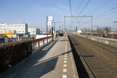 806960 Gezicht op de perrons van het N.S.-station Utrecht Lunetten te Utrecht, uit het zuidoosten.